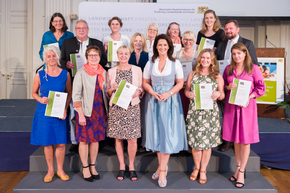 Preisverleihung 17.07.2023, Obere Reihe, 2. v. links: Gerald Kerecz, Betriebsleiter Mensa Rockefellerschule; unten 3. v. r.: StM Michaela Kaniber. Foto: Hauke Seyfarth/StMELF