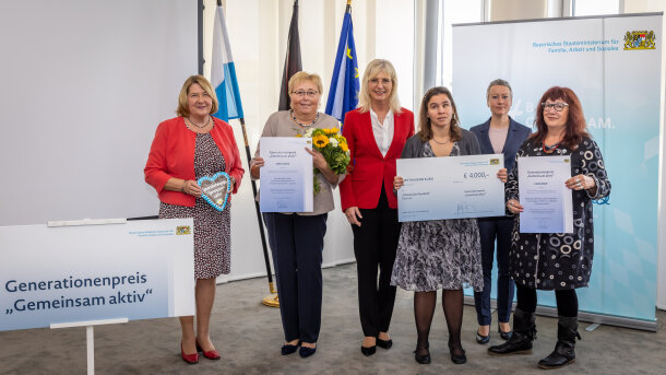 Preisverleihung "Generationenpreis" durch Staatsministerin Scharf, Foto: StMAS/Göttert